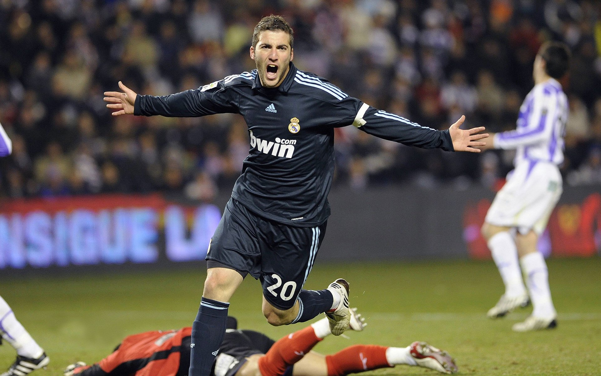 梅西一脚踢出新规，瑞士队竟成头号争议标本？梅西争议动作催生新规，瑞士队成首例判罚焦点？