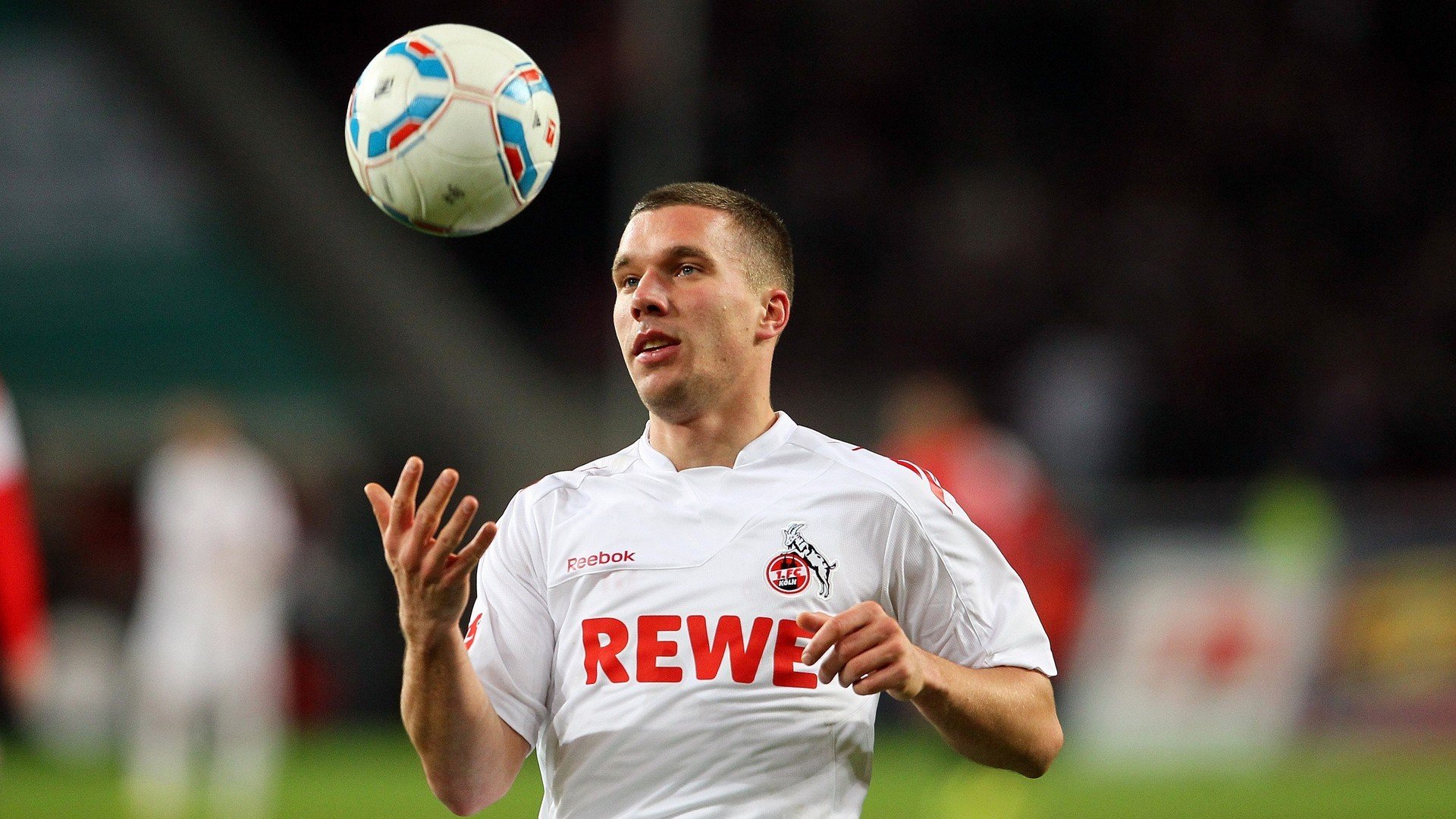 绿茵场与硬木地板的交响，内马尔的极致个人秀与雄鹿队的极限挑战，双场争锋，内马尔炫技与雄鹿极限挑战